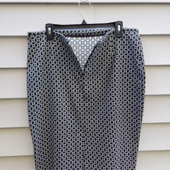 Elegant Patterned Skirt. Calvin Klein. Size 14. Black/Gray. Stretchy Comfortabl - Picture 2 of 4